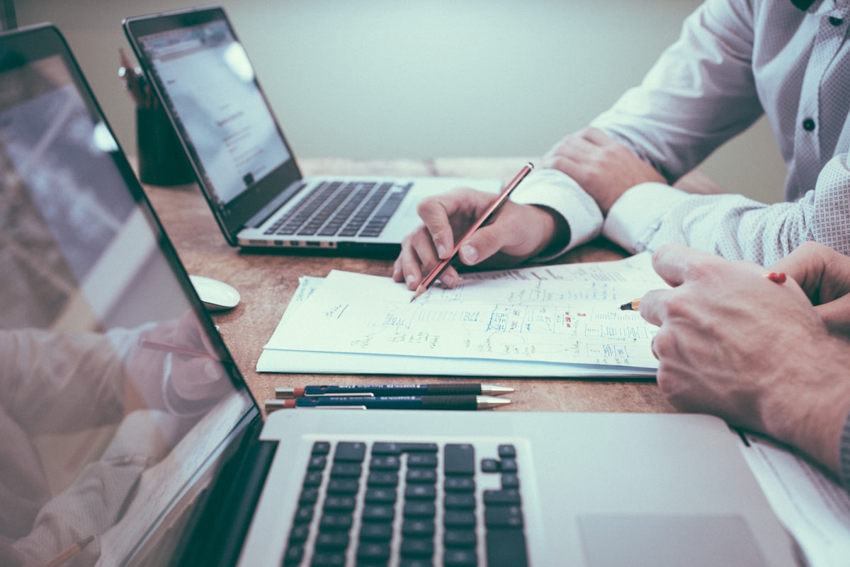 Documentos sobre una mesa de trabajo