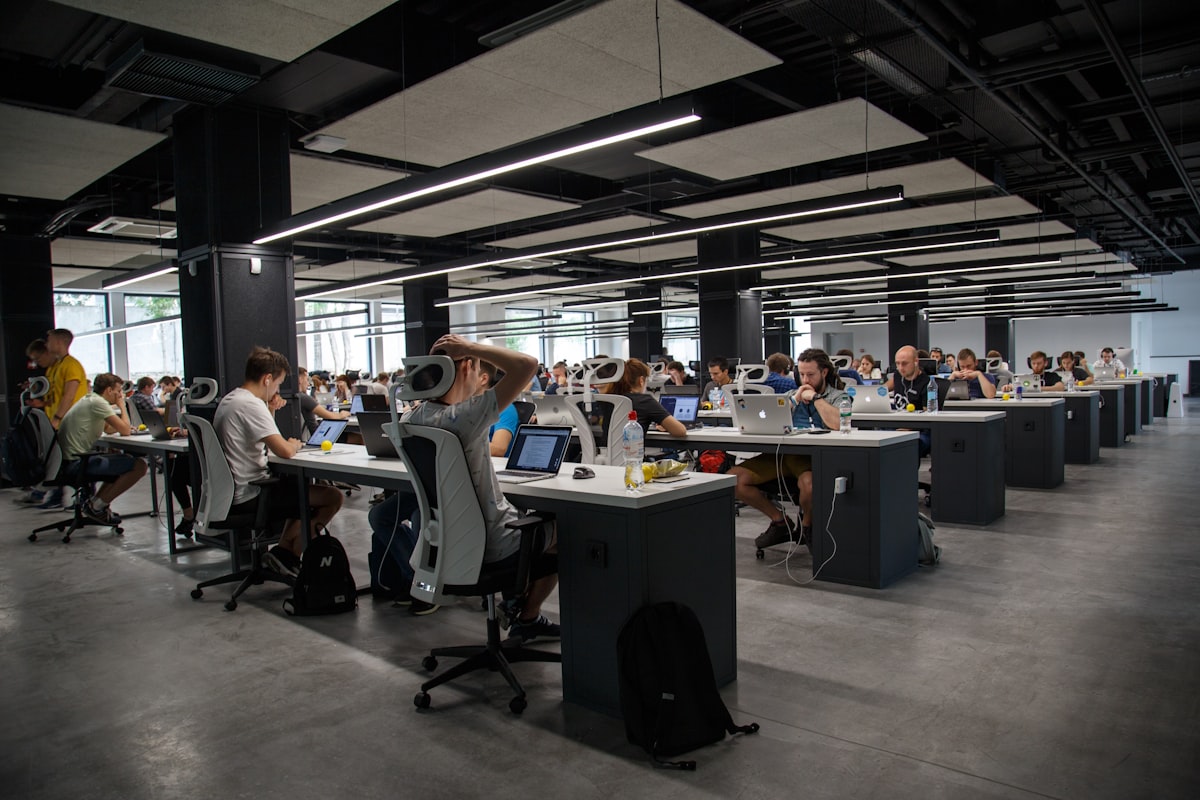 Oficina con equipos de producción